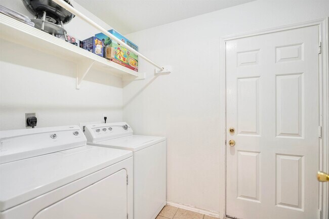 Building Photo - 2122 Mallorca Dr