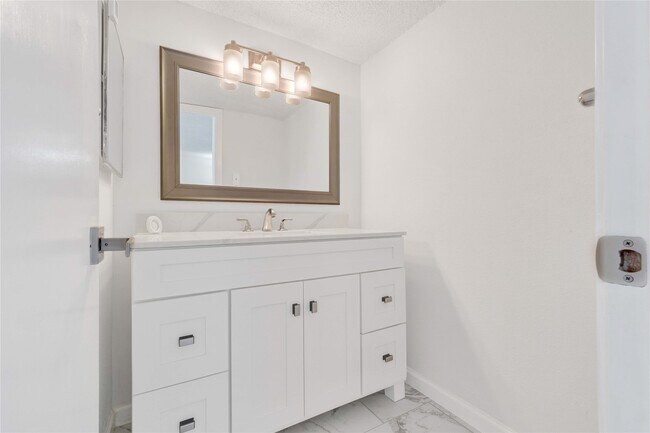 Building Photo - 2800 Jeanetta St