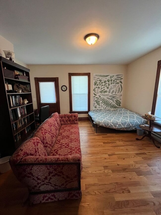Building Photo - Beautiful 4-bedroom Farmhouse in Raphine a...