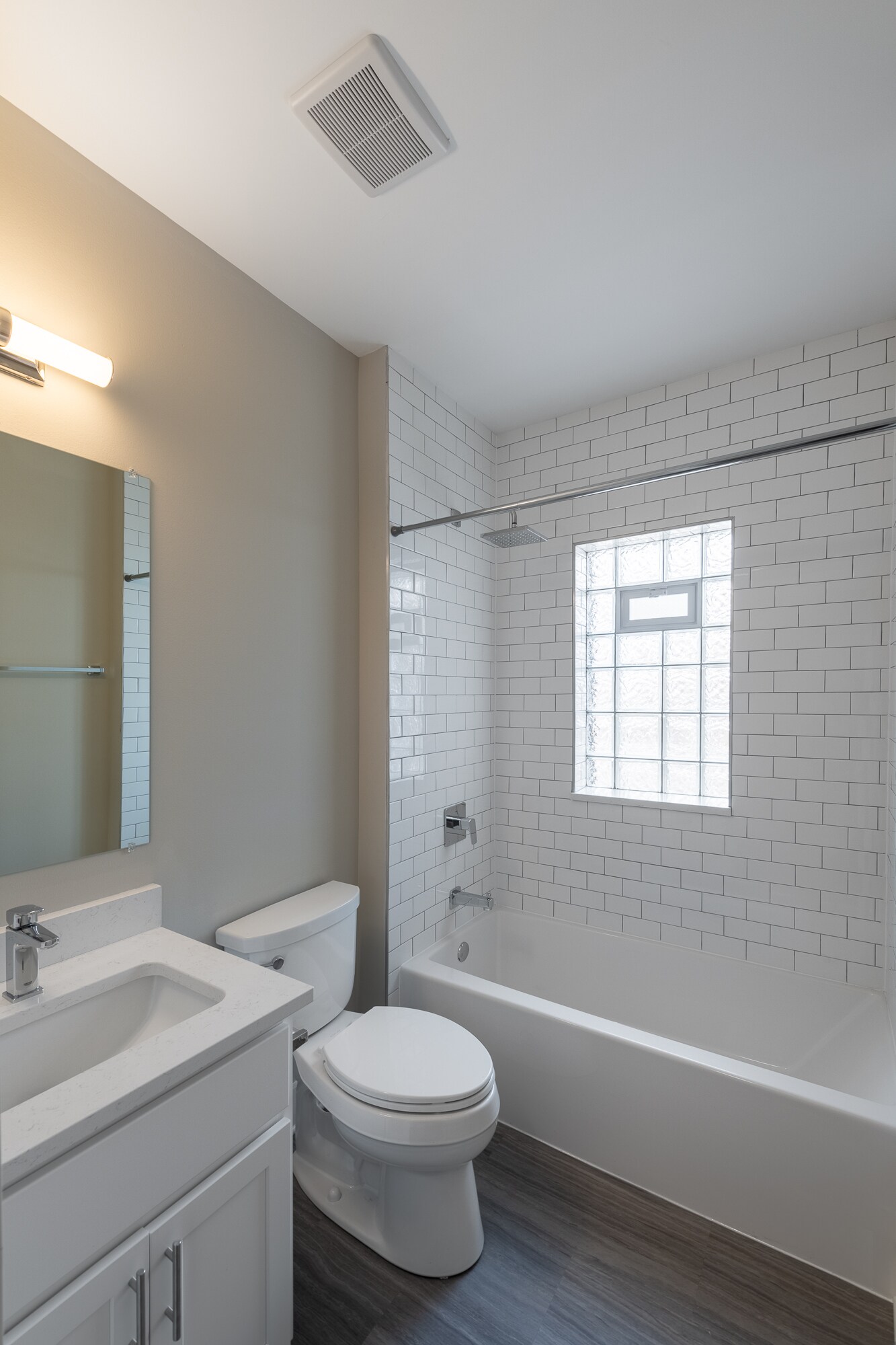 Building Photo - 2571 S Kinnickinnic Ave