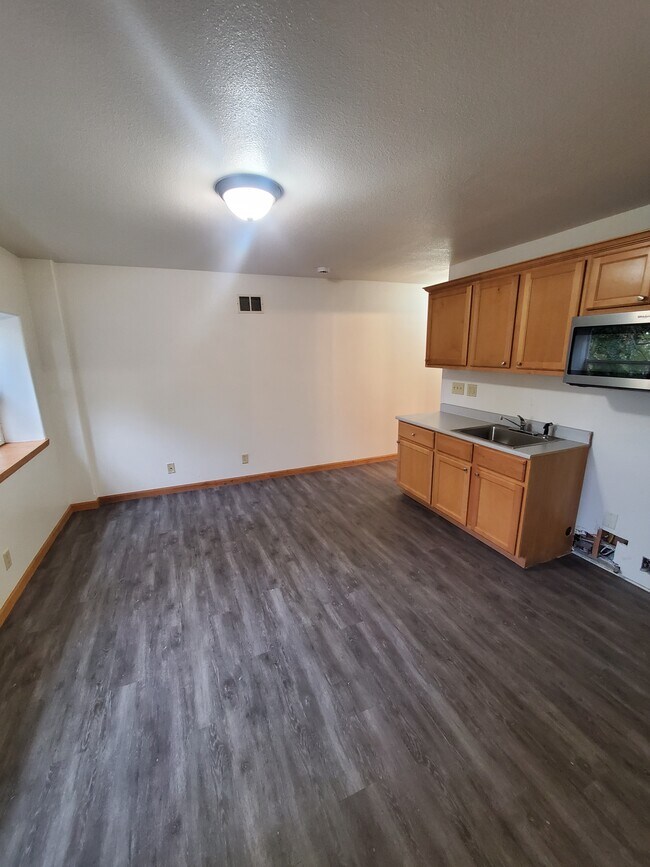 Building Photo - Remodeled Southside Studio Apartment