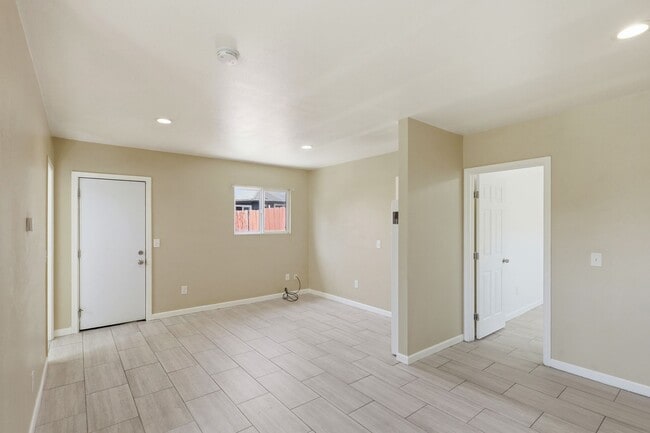 Building Photo - Adorable 2BR Property with Yard