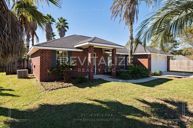 Building Photo - Lovely 3 Bed 2 Bath Brick Home Just Minutes from the Beach!