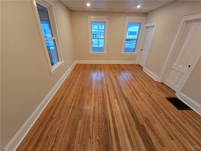 Building Photo - 804 E Division St