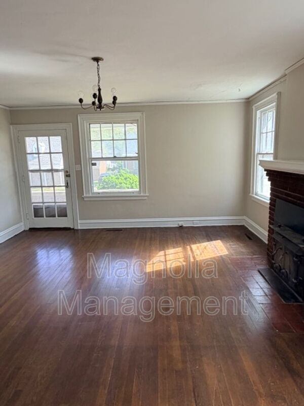 Building Photo - 503 Young St