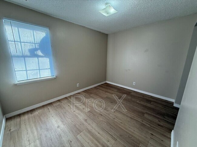 Building Photo - 1021 S St Louis Ave