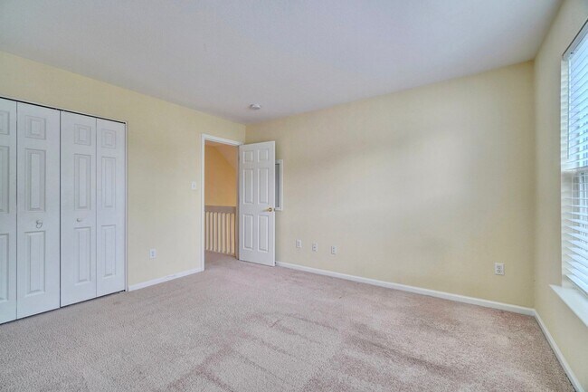 Building Photo - MUST SEE!! 3-Bedroom Home in Bay Breeze Point! Vaulted Ceilings - 1st Floor Primary Bedroom - Att...
