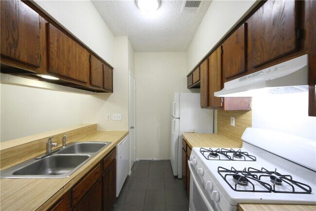 Building Photo - 11611 April Dr