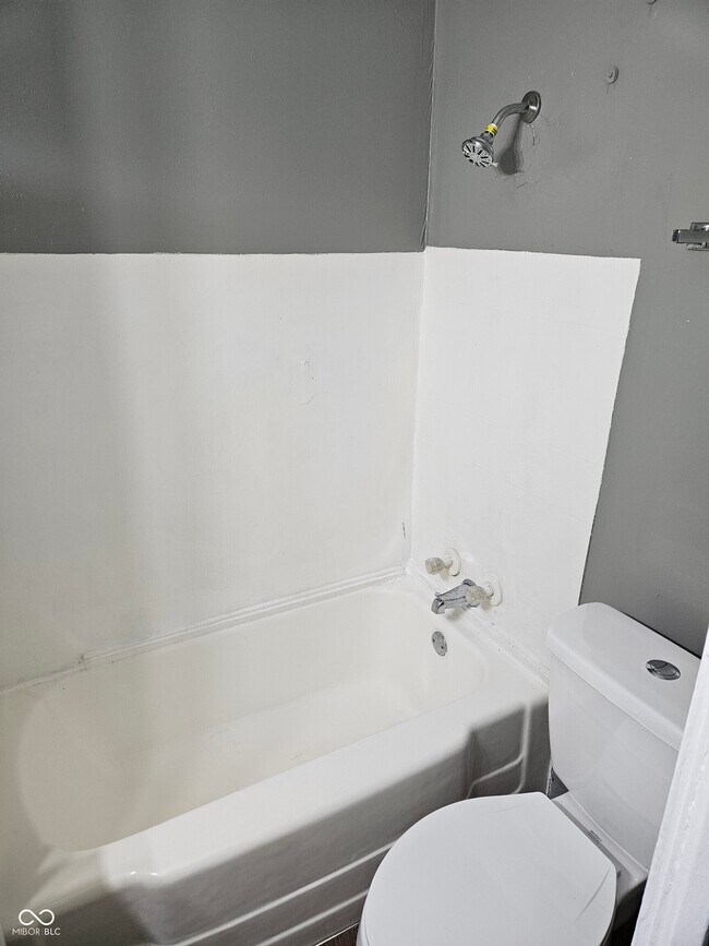 Building Photo - 835 N Gladstone Ave