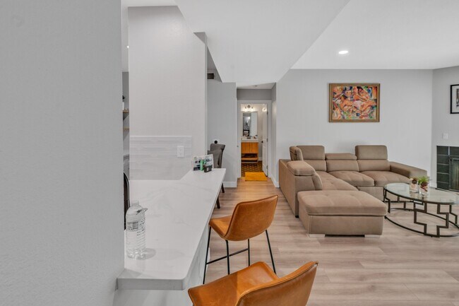 Building Photo - 433 E Tamarack Ave