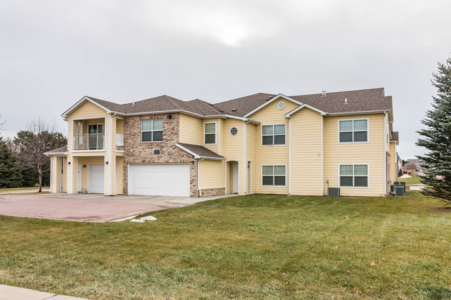 Building Photo - Redwood Court I & II