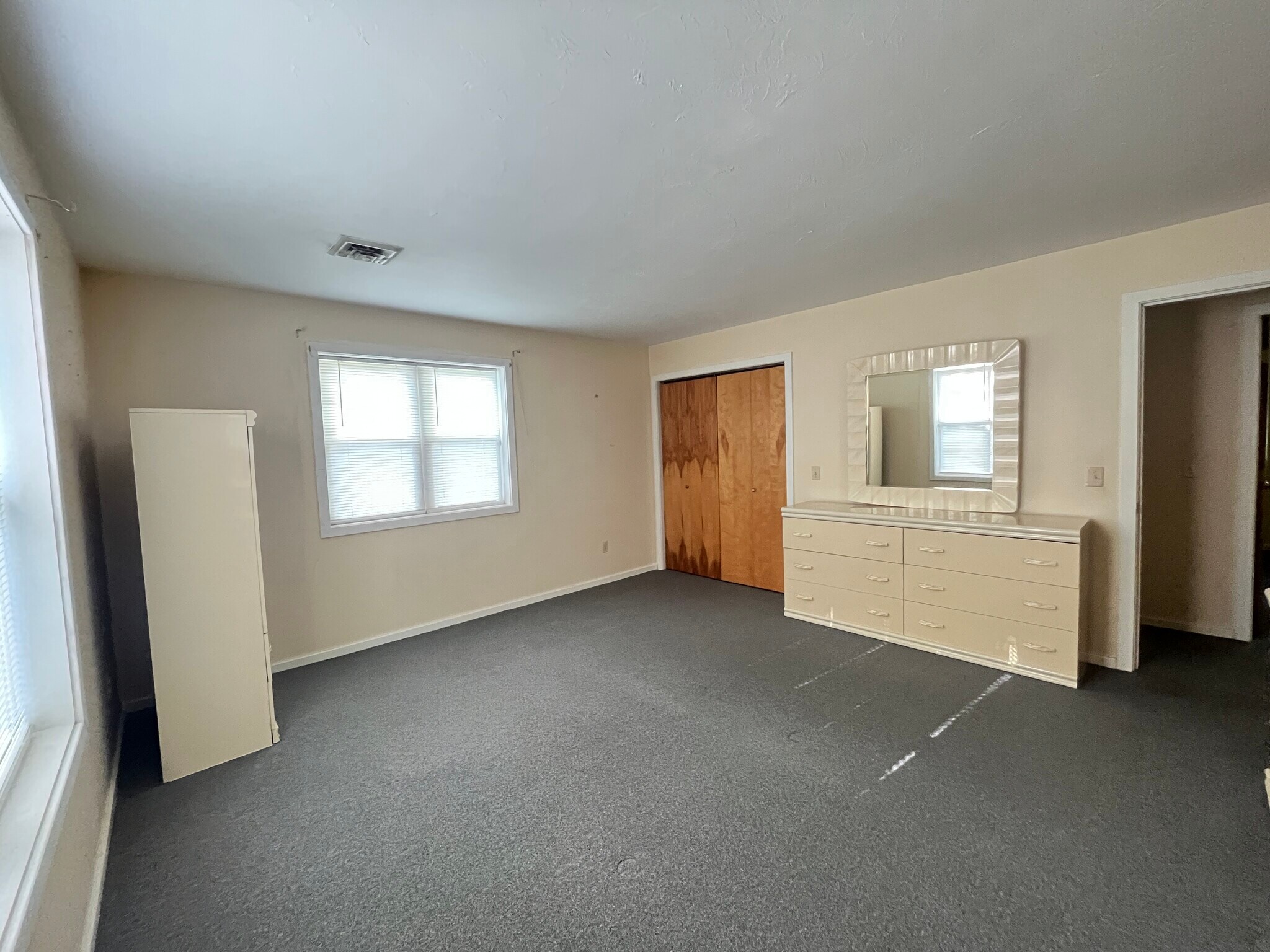 Building Photo - 43 Tamarack Dr