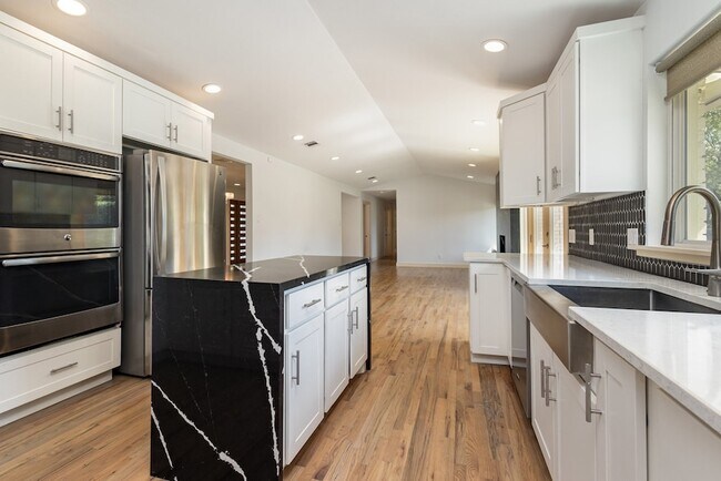 Building Photo - 5710 Forest Ln