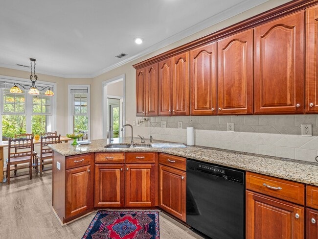 Building Photo - Beauty by the Water!