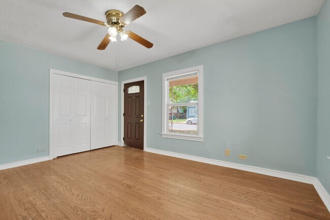 Building Photo - Cozy 2 Bedroom Home in Downtown San Antonio!
