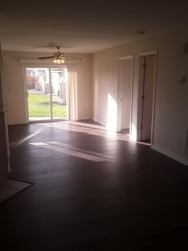 Building Photo - Spacious 2 Bedroom Condo w/ Great Layout!!