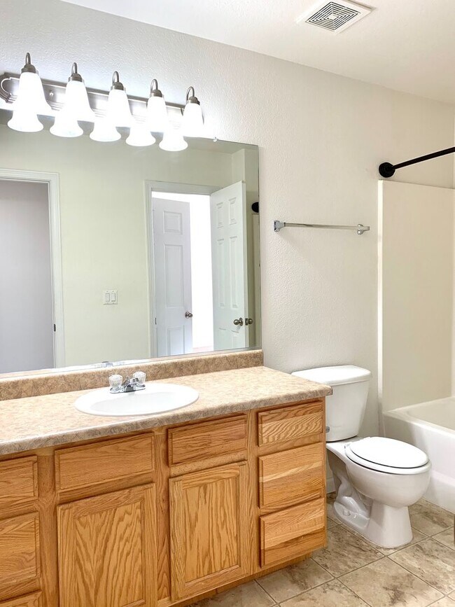 Building Photo - Spacious 3 Bedroom Townhome- Convenient Access to the Front Range