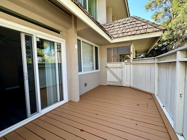 Building Photo - Beautiful 3 Bedroom 2 Bath Condo in Point Loma w/Three Private Patios