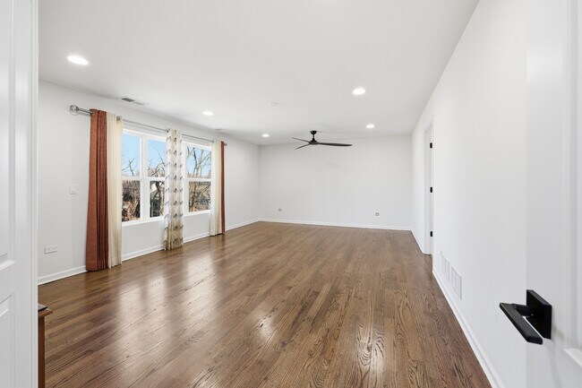 Building Photo - 4530 E Fairfax Ave