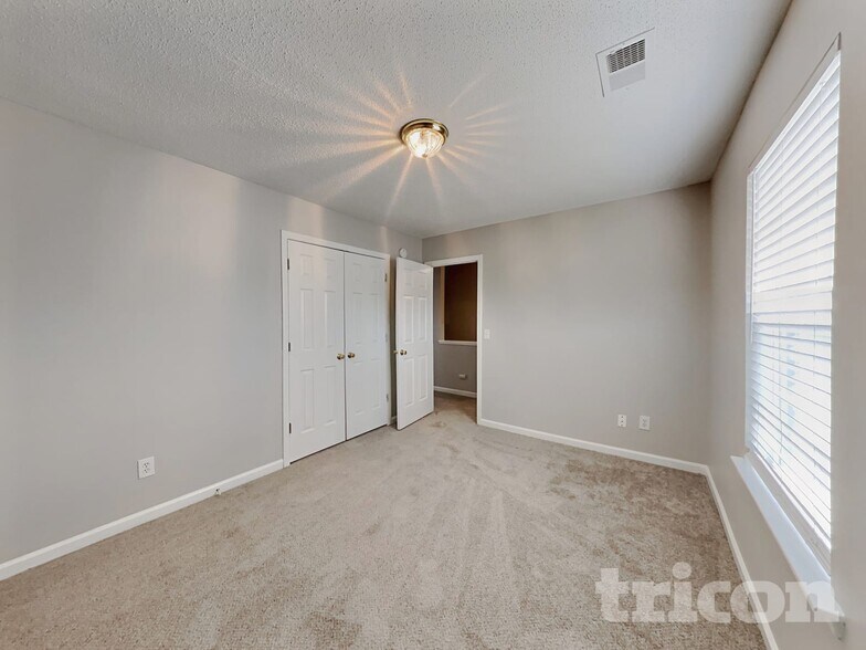 Building Photo - 163 Brooksong Dr