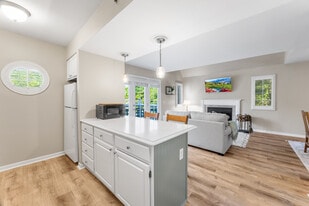 Building Photo - 2124 Old Pond Ln