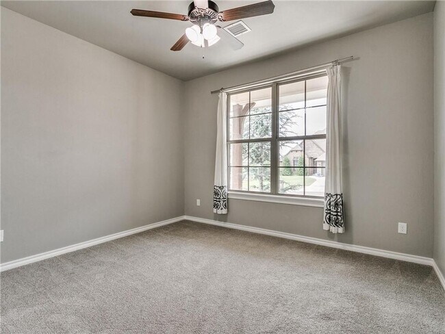 Building Photo - Stunning Home in West Edmond + 5 bedrooms ...