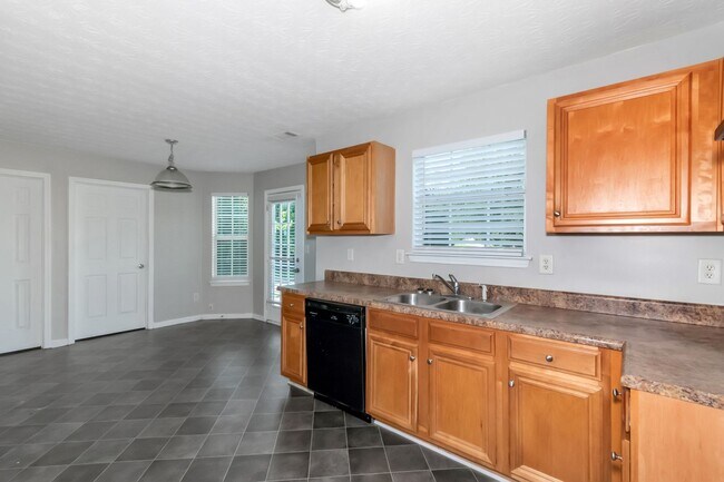Building Photo - Impressive 4 bed, 2.5 bath Home.