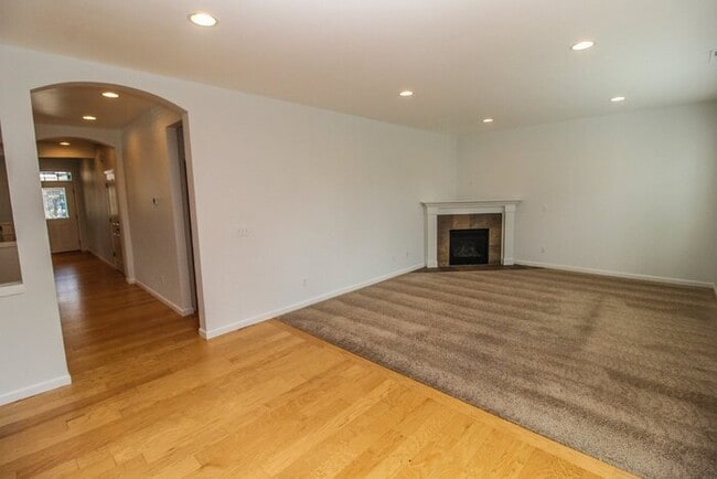 Building Photo - Excellent Snohomish Location. 5bed 3bath 2 Car Garage Sitting on a non through street with very l...