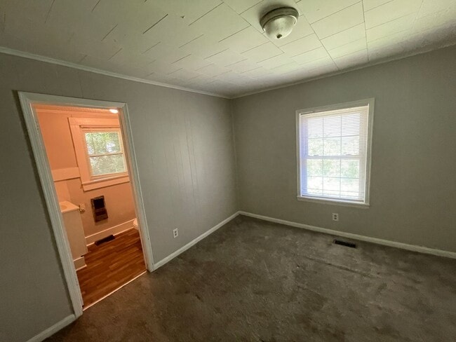 Building Photo - Freshly painted 2 bedroom 1 bath house- Pet Friendly!