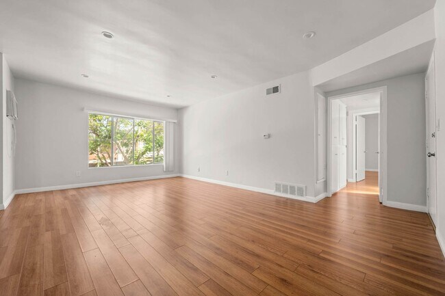 Building Photo - 607 Flores St
