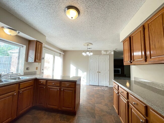Building Photo - 4 Bed 2 Bath