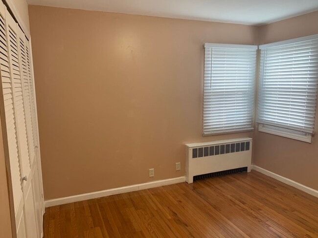 Building Photo - Terrific 4 Bed/1 Bath Home in Elmont!