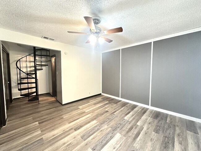 Building Photo - Starwest Condos #104