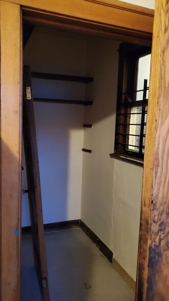 Walk in Pantry - 8057 S Sangamon St