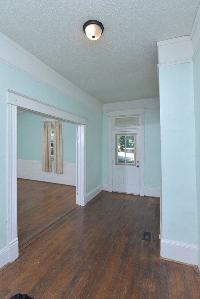 Building Photo - Charming 2 bedroom 1 bath home in Elmwood ...