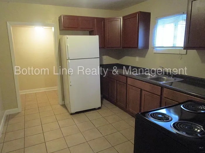 Building Photo - Room in House on Plainview Rd