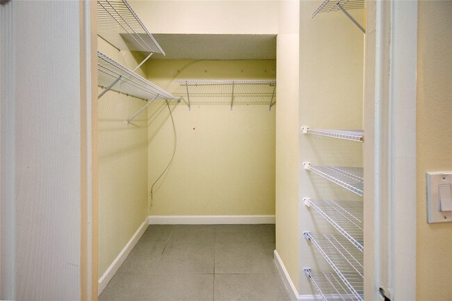Building Photo - 2500 Parkview Dr