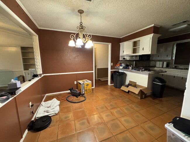 Building Photo - "Spacious 3-Bedroom with 2 Full Baths in P...