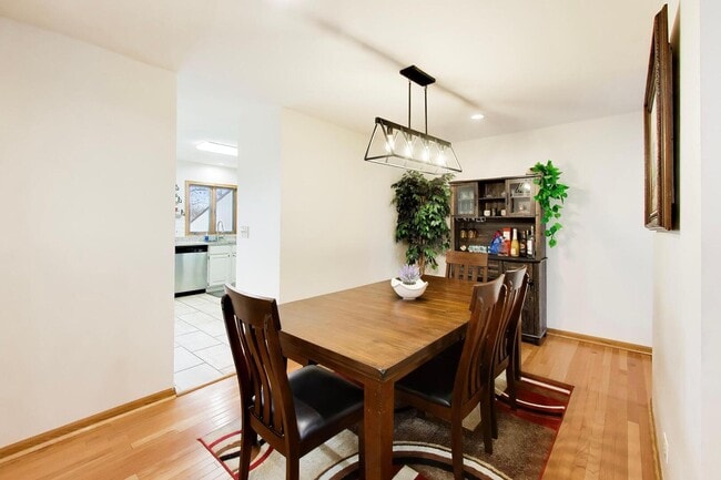 Building Photo - 943 W Essex Pl