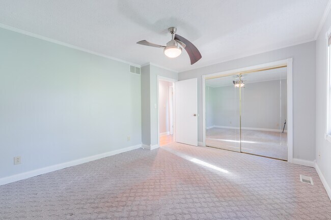 Building Photo - 657 E Heather Dr