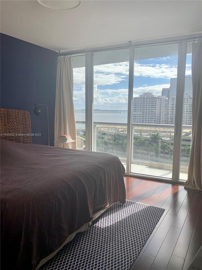 Building Photo - 495 Brickell Ave