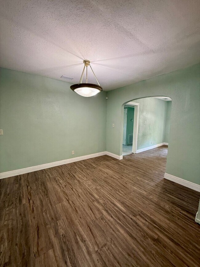 Building Photo - Great and Affordable 4 Bedroom 2 Bathroom House for Rent