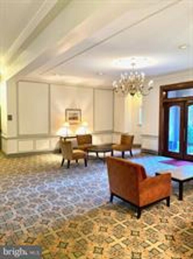 Building Photo - Lovely Studio Apartment In Historic Buildi...