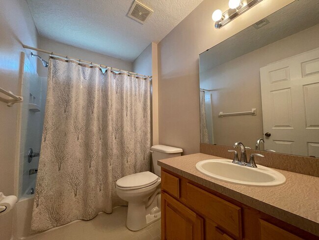 Building Photo - **COMING SOON** Large Three bedroom in Orange Park