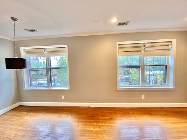 Building Photo - Logan/Dupont 1BR 1BA unit with hardwood fl...