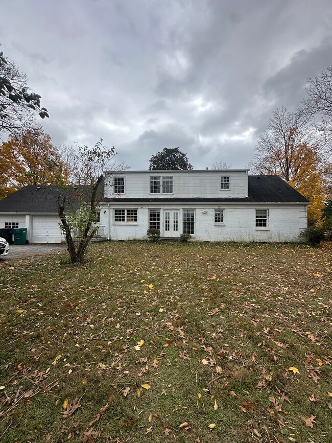 Building Photo - TWO MINUTES TO GREEN HILLS MALL