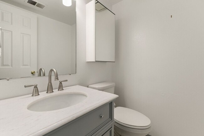 Building Photo - 1090 Sundering Dr