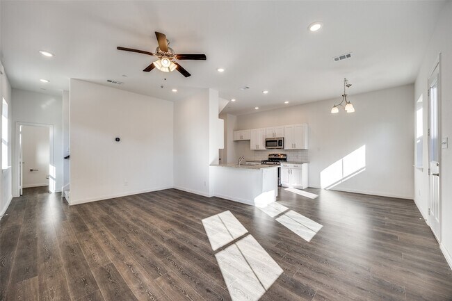 Building Photo - 2402 Ash Ln