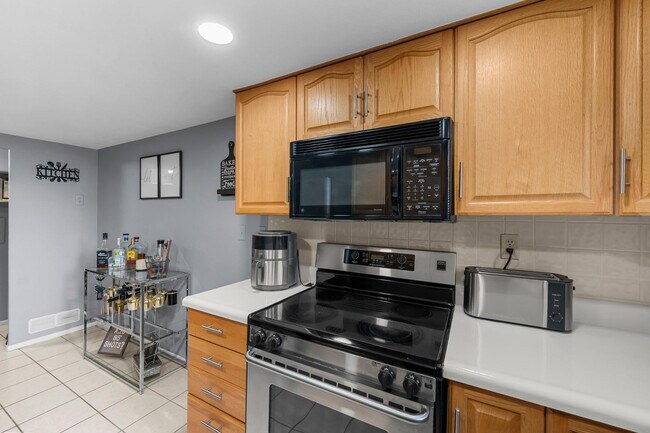 Building Photo - 2355 W Voltaire Ave