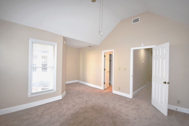 Building Photo - 3 Bedroom 2 Bathroom Townhome- Pets Considered